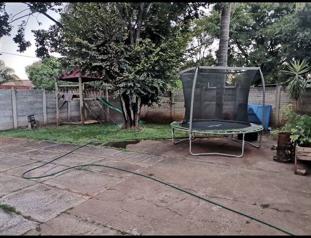 6 BEDROOM HOUSE FOR SALE IN OOS EINDE